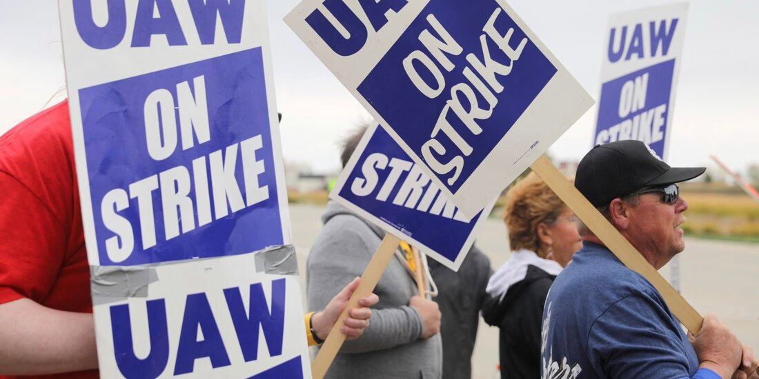 El sindicato UAW, que agrupa a las armadoras de Detroit, se puso en huelga el viernes; piden aumento salarial de al menos 36%, jornadas de trabajo más cortas y mejores pensiones.