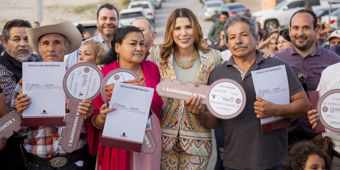 Marina del Pilar Ávila Olmeda (centro), gobernadora de Baja California, impulsa el Plan Estatal de Vivienda.