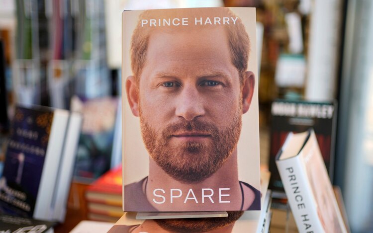 Por este libro, Harry firmó un contrato con Random House por 40 millones, de los cuales, ya recibió 20 millones. Son 40 millones por cuatro libros, quiere decir que éste es el primero de cuatro que va a escribir; a la firma recibió 20 millones y seguramente los otros 20 millones serán por regalías, que es lo que están calculando más o menos que venda. Creo que podría vender fácilmente los 10 millones o más de dólares. También cerró Meghan un contrato para un podcast con Spotify por 14 millones de dólares. Entonces, imagínate, han hecho caja sólo de hablar mal de la familia real. Dijeron que iban a donar algunas ganancias de esto a fundaciones benéficas, pues sí, de los 20 millones que recibió Harry ya donó 1.3 millones nada más,
o sea, que realmente no están trabajando para el mundo, están trabajando para ellos y para enriquecerse.