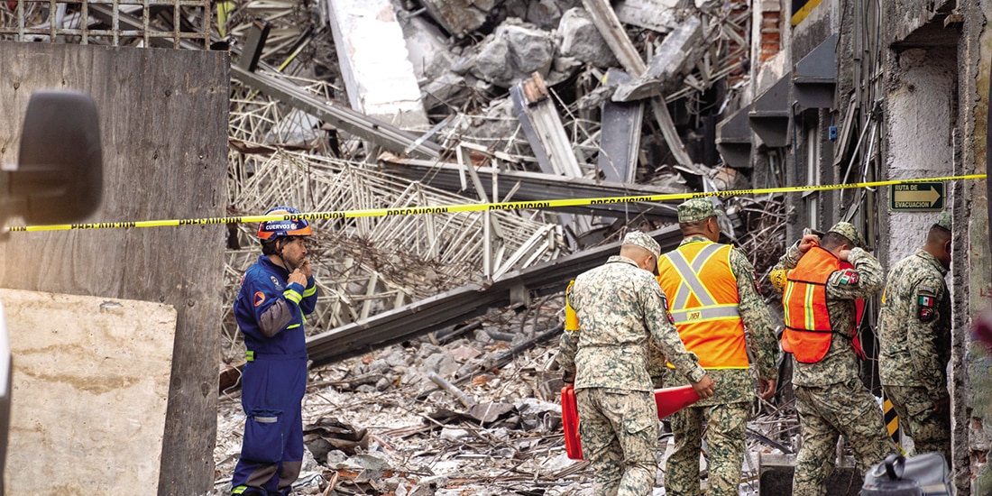 Militares durante las labores de rescate en San Antonio Abad 124, el 9 de marzo.