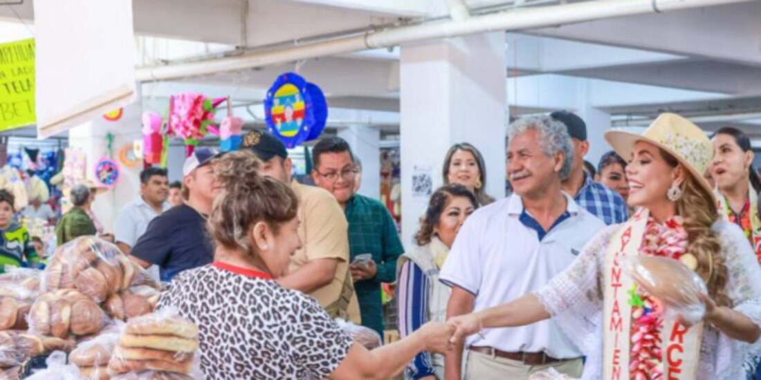 La gobernadora Evelyn Salgado (der.) en el Mercado Municipal de Arcelia, ayer.