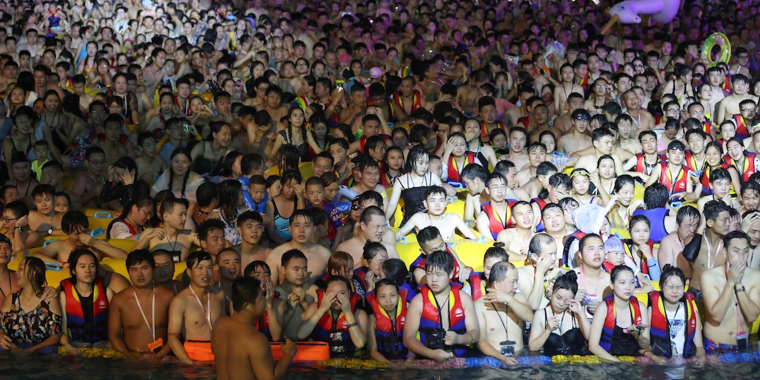 Jóvenes chinos, durante la fiesta en Wuhan, el fin de semana.