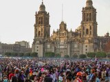 Manifestantes durante las movilizaciones por el 8M en Zócalo capitalino, frente a la Catedral.