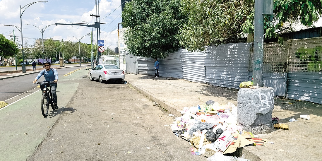 Un ciclista pasa frente a un tiradero clandestino sobre Eje Central, ayer.