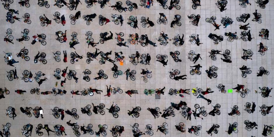 Hacen performance por luto ciclista