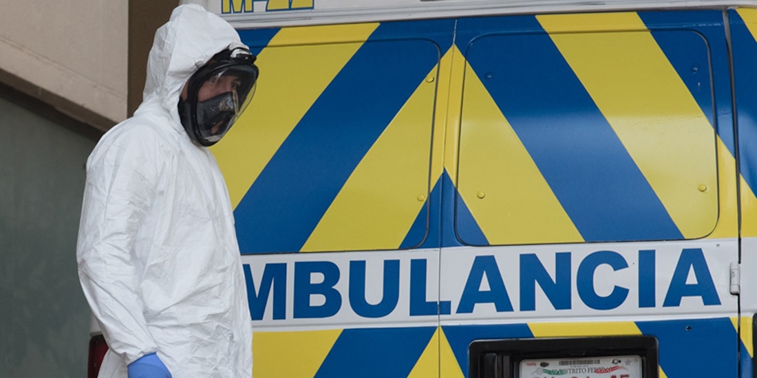 Un paramédico espera que el paciente trasladado por síntomas COVID-19 pueda ser ingresado al Centro Médico Nacional Siglo XXI.