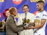 Nicolás Freire, capitán de los Pumas, recibe un reconocimiento para el equipo por haber disputado el Trofeo Joan Gamper ante el Barcelona.