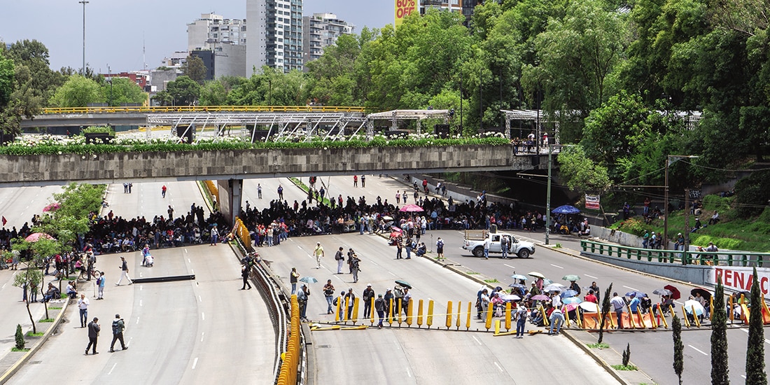 MAESTROS protestan ayer a la altura de
Melchor Ocampo y Paseo de la Reforma