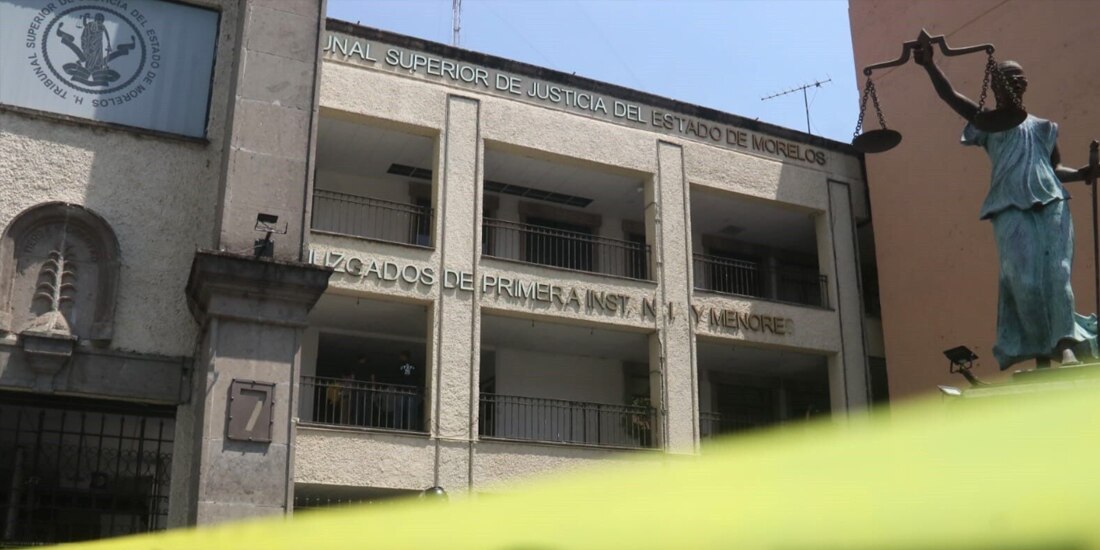Personal de la Fiscalía Anticorrupción de Morelos colocó cintas de resguardo en torno a la sede del Poder Judicial, ayer.