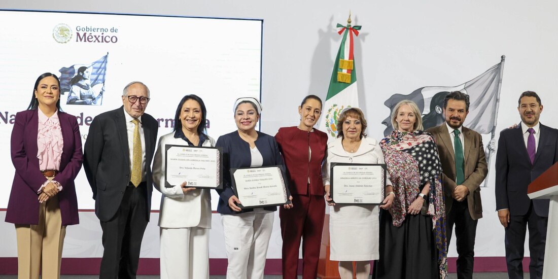 La presidenta Sheinbaum (c) y los integrantes del Gabinete de Salud entregaron reconocimientos a enfermeras, ayer.