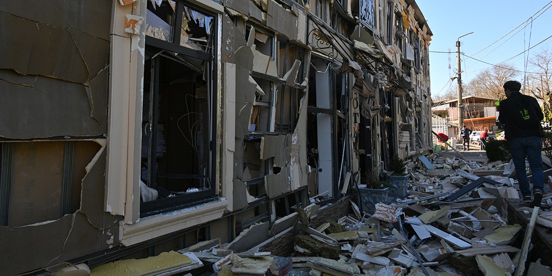 Una persona camina cerca de casas residenciales dañadas por un ataque ruso en Odesa, Ucrania, el lunes 27 de abril de 2026