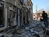 Una persona camina cerca de casas residenciales dañadas por un ataque ruso en Odesa, Ucrania, el lunes 27 de abril de 2026