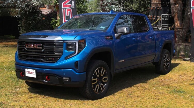 Emblema de GMC al frente, iluminado en color rojo.