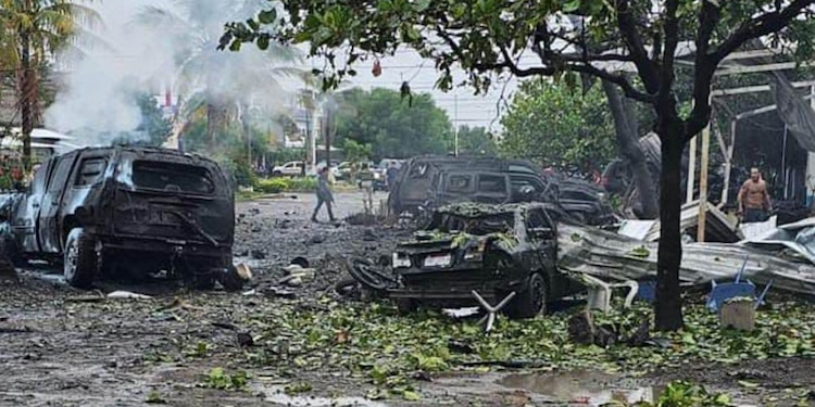 Una imagen tras el ataque con un carro bomba en las instalaciones de la Policía Comunitaria, en Coahuayana