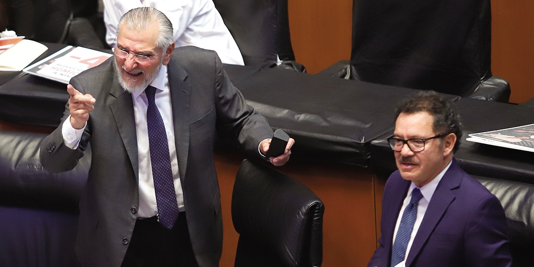 Los senadores Ignacio Mier (der.) y Adán Augusto López en la Cámara alta, ayer.