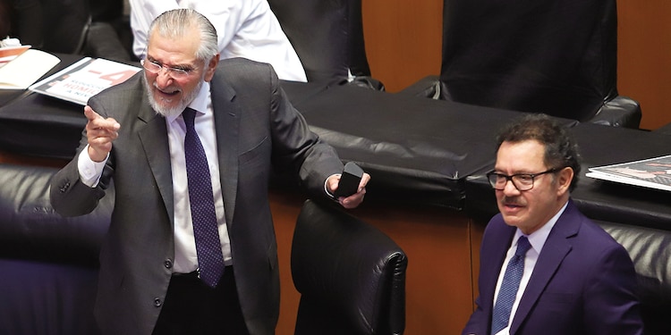 Los senadores Ignacio Mier (der.) y Adán Augusto López en la Cámara alta, ayer.