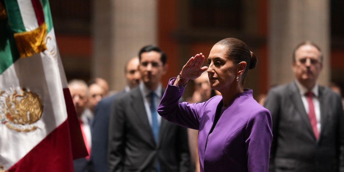 Claudia Sheinbaum concluye su mensaje en Palacio Nacional ratificando el compromiso de su administración con la honradez y el bienestar social.