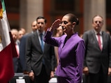 Claudia Sheinbaum concluye su mensaje en Palacio Nacional ratificando el compromiso de su administración con la honradez y el bienestar social.