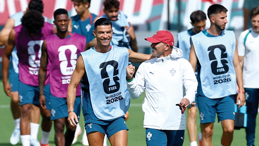 CR7 salió del entrenamiento entre pláticas y risas, ayer.
