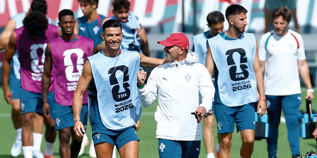 CR7 salió del entrenamiento entre pláticas y risas, ayer.