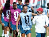 CR7 salió del entrenamiento entre pláticas y risas, ayer.