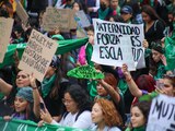 Integrantes de colectivos feministas lanzaron petardos a las vallas colocadas desde el pasado 26 de septiembre en Palacio Nacional, en un intento por derribarlas