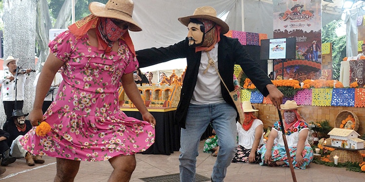 BAILE TÍPICO de una de las cuadrillas de la comunidad, ayer en la presentación.