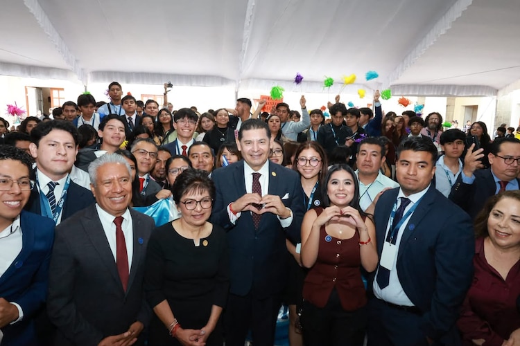 Al centro, el gobernador de Puebla, Alejandro Armenta Mier.