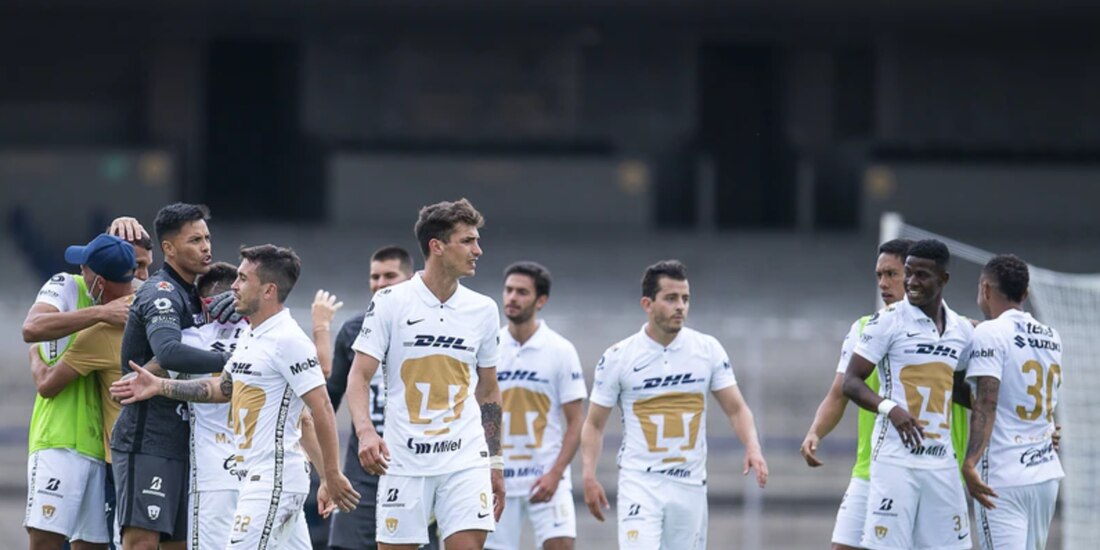 Futbolistas de Pumas después de uno de los partidos del club en el pasado certamen de la Liga MX.