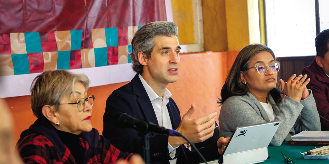 Roberto Capuano junto a Aleida Alavez y Martha Guerrero, ayer.