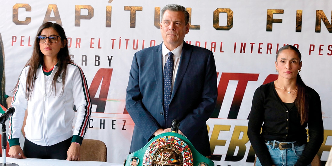 MAURICIO Sulaimán, ayer con las boxeadoras La Bonita (izq.) y La Rebelde.