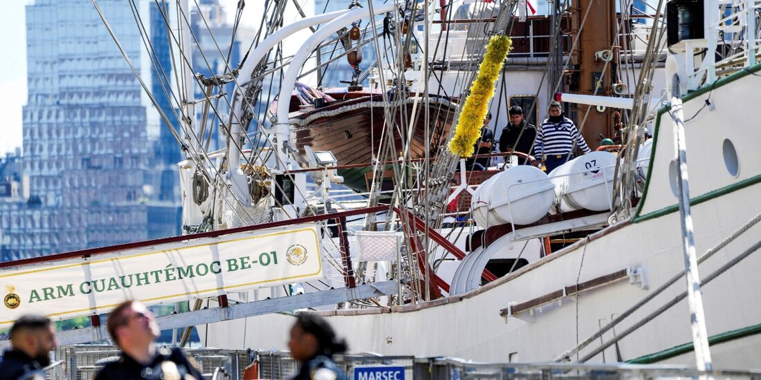 El navío de la Marina mexicana, ayer, en un muelle de Manhattan.