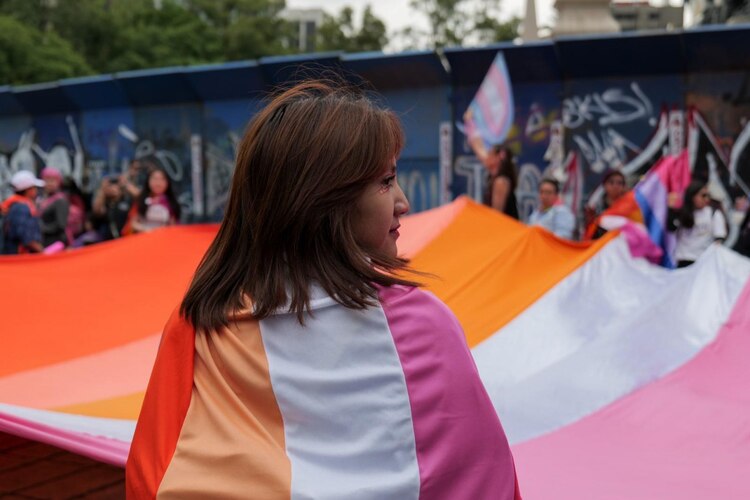 Mujeres de la comunidad LGBT+ y disidencias participan en la Marcha Lencha.
