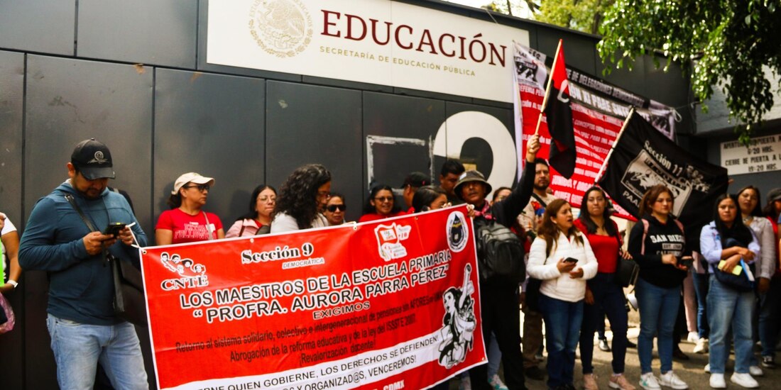 Maestros de la CNTE se manifiestan frente a la SEP.