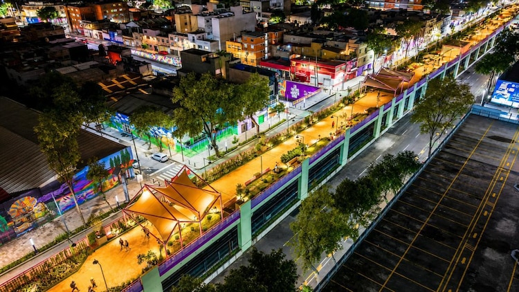 Vista aérea de la calzada flotante de Tlalpan por la noche.