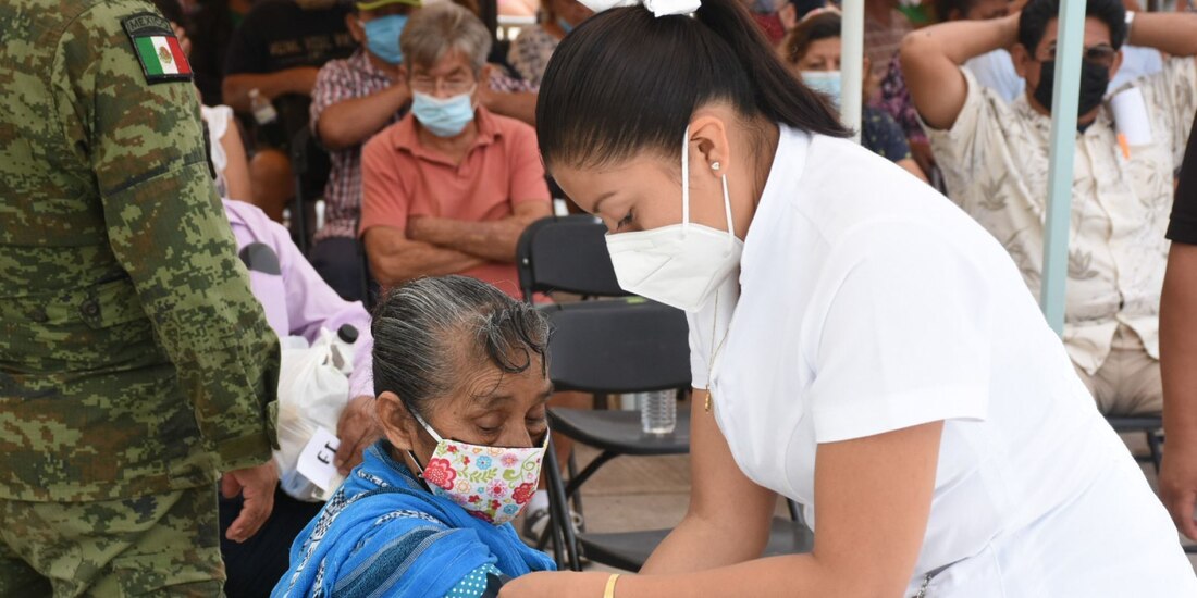 "Ayer se vacunaron 467 mil 642 adultos mayores de 60 años, en todo el país, ¡Cifra récord para un solo día!", destacó AMLO.