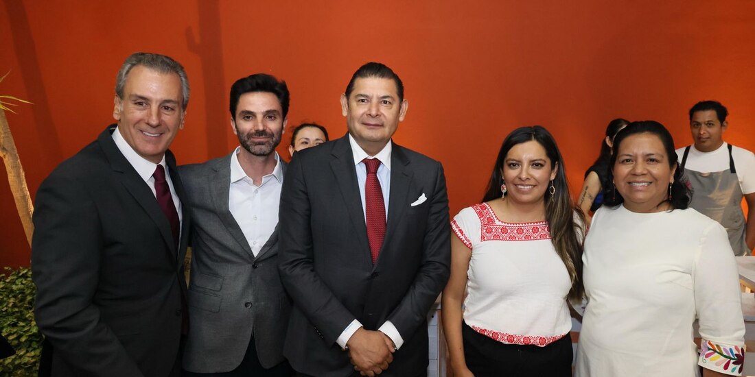 Al centro de la imagen, el Gobernador constitucional de Puebla.