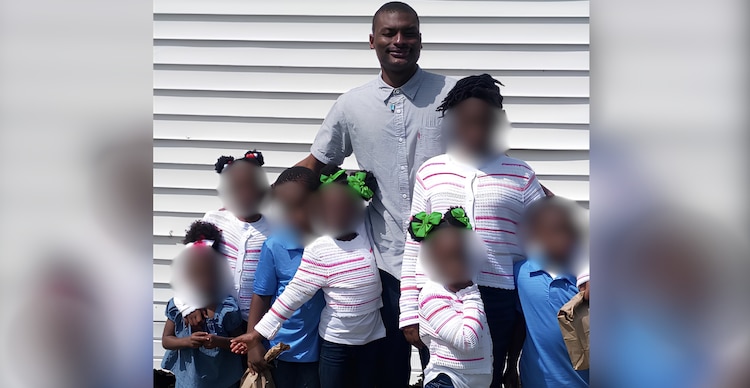 Shamar Elkins y sus hijos