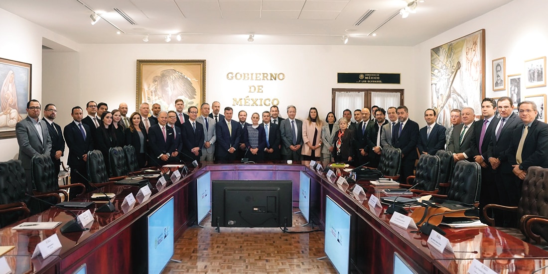 La Presidenta CSP (centro) con funcionarios y directivos, ayer.