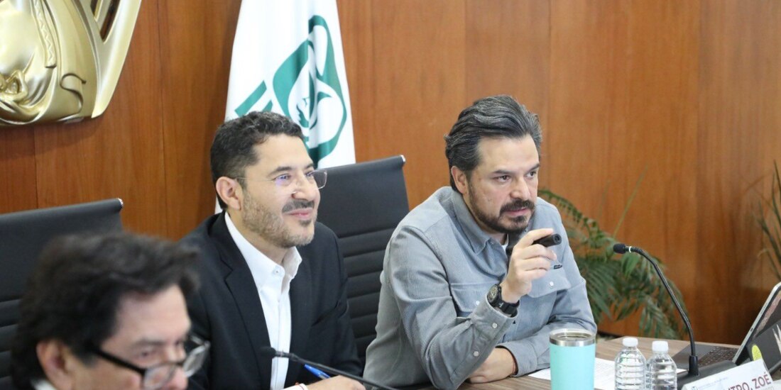 Los directores generales del IMSS (der.), Zoé Robledo, y del ISSSTE, Martí Batres, ayer, en reunión de trabajo.