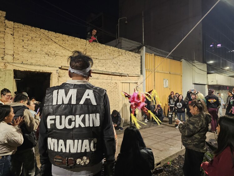 Niñas y niños también partieron las piñatas que fueron donadas para la colecta de los reyes Magos Punk.