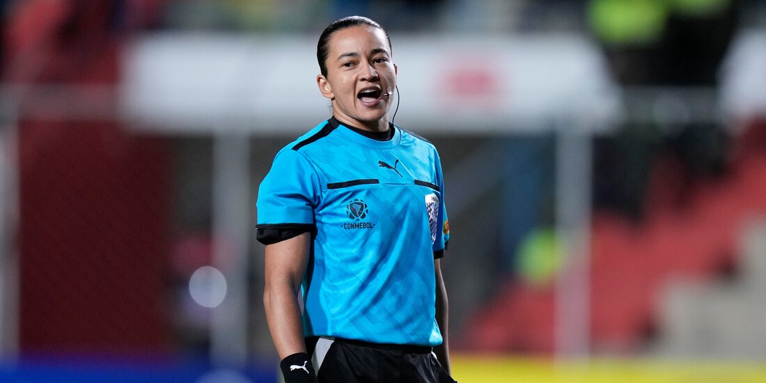 La árbitra brasileña Edina Alves dirige un partido de la Copa Sudamericana, el 25 de abril de 2024.
