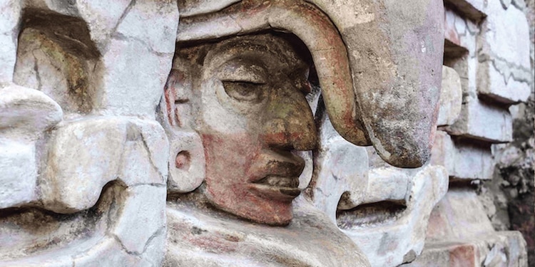 El pico de un búho cubre la cara de un señor zapoteca en la entrada de la antecámara.