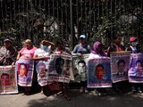 Padres de los normalistas de Ayotzinapa protestan afuera de la Secretaría de Gobernación