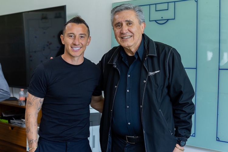 Andrés Guardado visita a los Pumas de la UNAM y Efraín Juárez