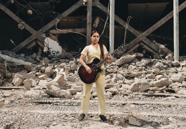 Una guitarrista se manifestó.