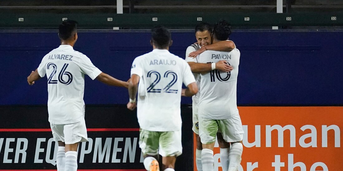 "Chicharito" Hernández festeja su anotación contra el Seattle Sounders con algunos de sus compañeros del Galaxy.