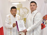 JAVIER MAY (izq.), al darle ayer posesión al nuevo funcionario, Alejandro Leal.