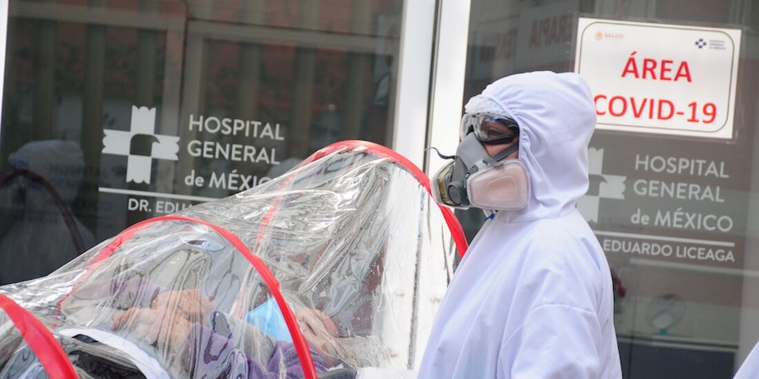 Paramédico ingresa a un enfermo grave de Covid, ayer, al Hospital General de México.