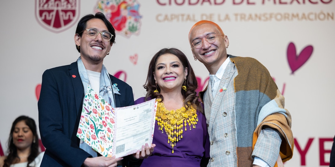 La Jefa de Gobierno, Clara Brugada, realiza la entrega simbólica de actas de matrimonio a parejas capitalinas en el Auditorio Nacional.